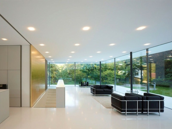 minimalistický interiérový obývací priestor