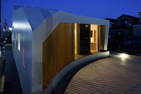 Moderný rodinný dom s dreveným obkladovým dvorom Moderný mestský byt s dreveným obložením nádvoria