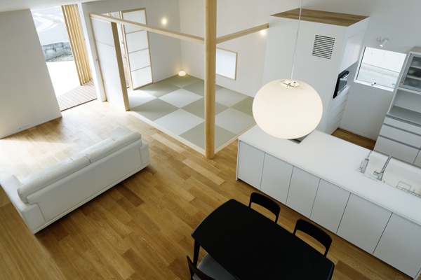 Moderný rodinný dom s jedálňou a kuchyňou