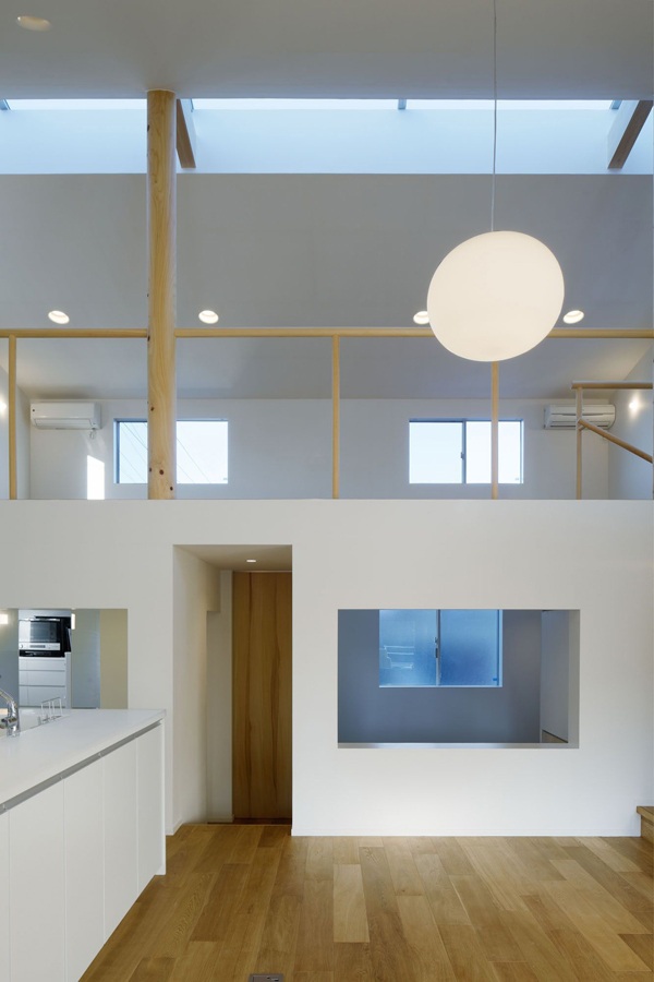 otvorený pôdorys dvojpodlažný dom v Japonsku Moderný rodinný dom s otvoreným pôdorysom