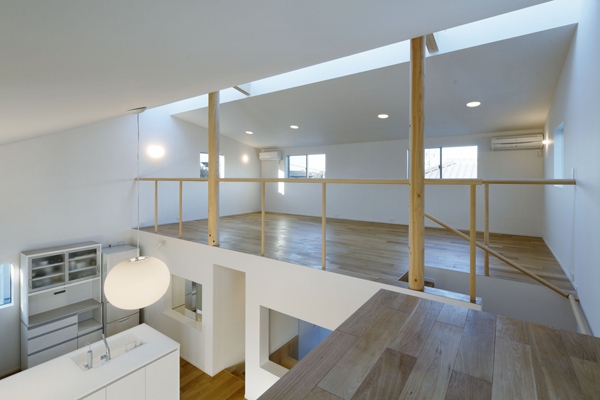 Moderný dvojpodlažný strešný svetlík z dreveného dreva Moderný rodinný dom svetlíkové drevené podpery