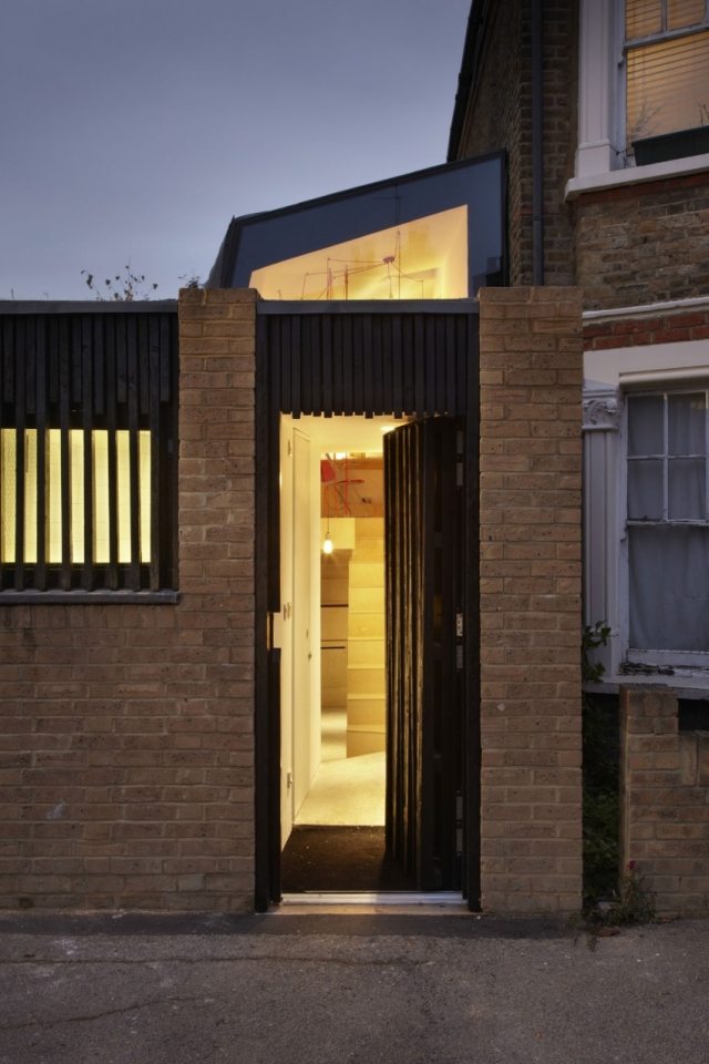 Kancelárska budova-netradičný-koncept-zelená-strecha-pasívne-chladenie