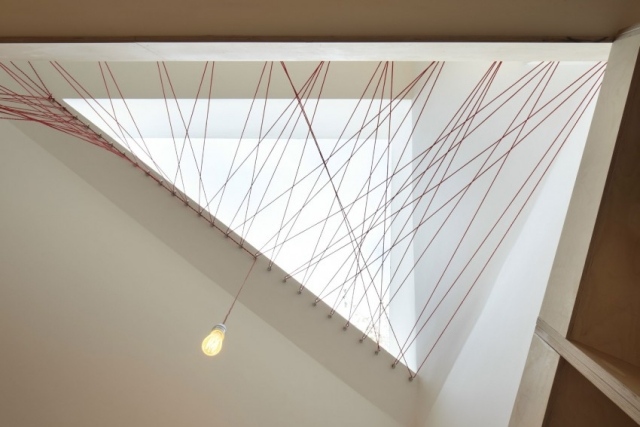 Žiarovka-napájací kábel-červené-dlhé-kreslí-priestor-po-kancelárii-svetlo