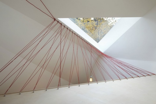 Závesná lampa s dlhým káblom kreslí geometrické tvary vo vzduchu