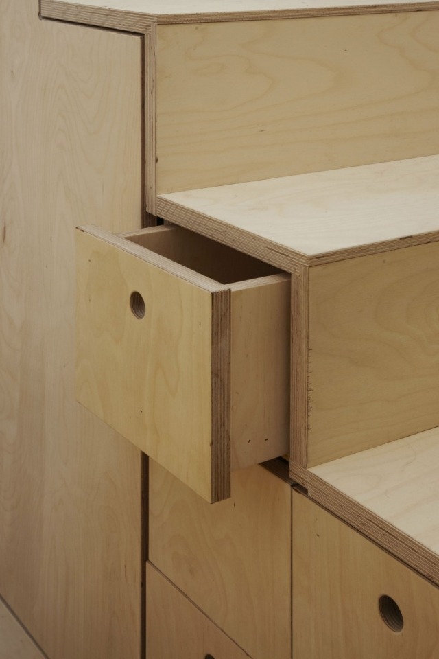 Schodisko-úložisko-nápady-zásuvky-vstavané-v-zelenom-štúdiu