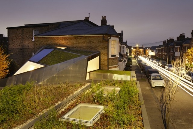 Zem-dom-kovový-obklad-zelená-strecha-ekologický-koncept