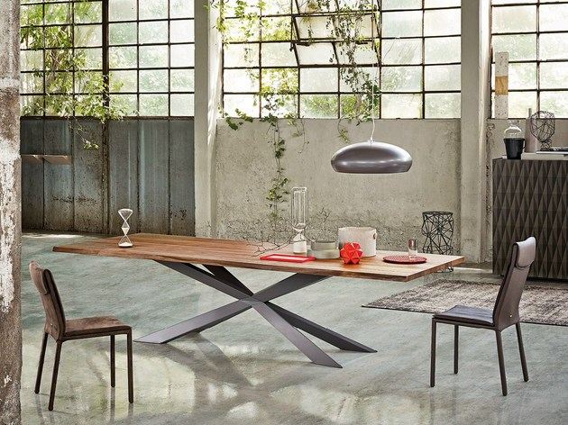 jedálenský stôl z masívneho dreva dizajn Cattelan italia čierna základná oceľ jedálenský stôl dizajn cattelan italia čierna základná oceľ