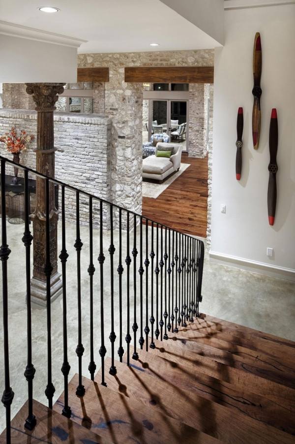 železné schody zábradlie drevené schody kamenné stĺpy