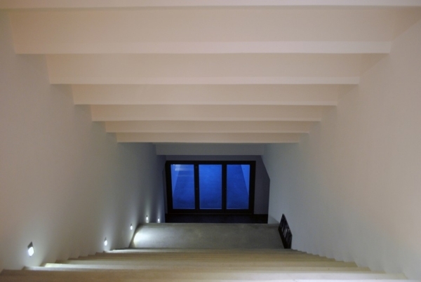 moderný prázdninový dom na svahu s terasou a osvetlením schodiska