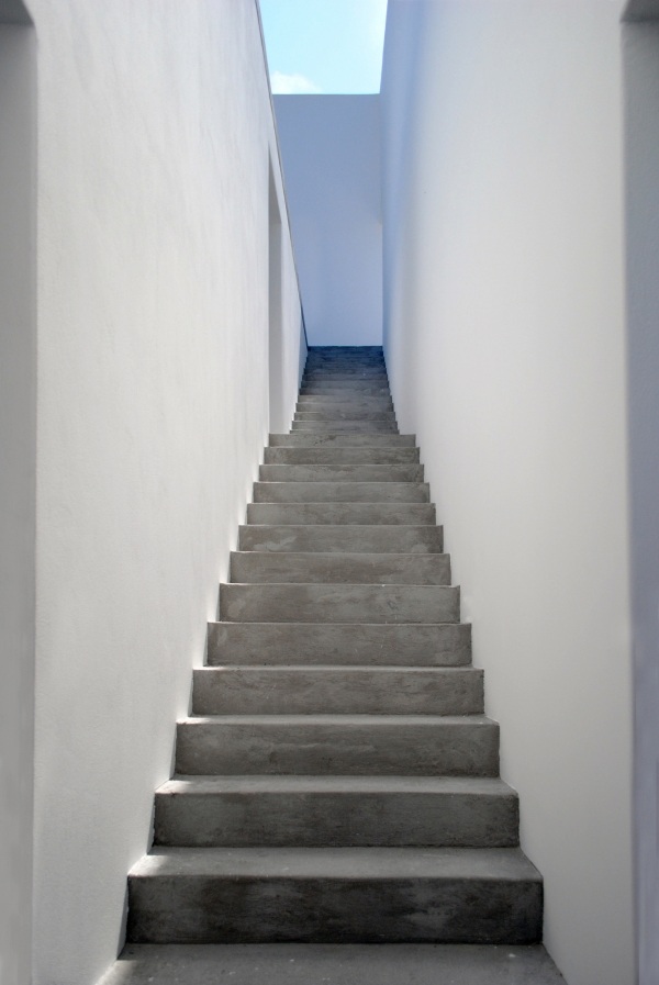 svahový dom skalnatá krajina grécko postavená na terasách