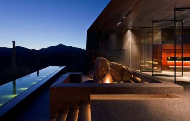 Osvetlenie fasádneho bazénu si užíva západ slnka v Arizone