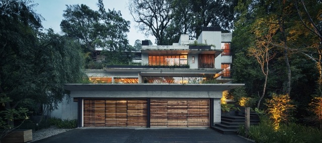 moderný dom garážová brána drevená fasáda nočné osvetlenie