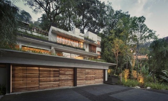 moderný dom mexiko fasáda drevená garážová brána balkón