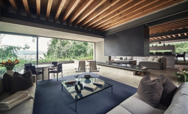 moderný obývací priestor otvorený krb rozdeľovač miestnosti šedo modrá