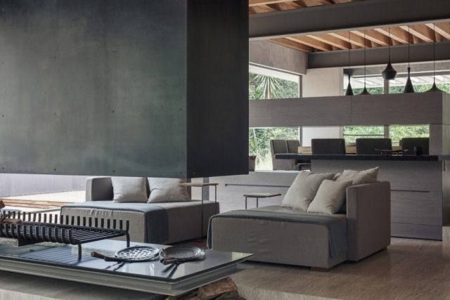 moderný prázdninový dom obývacia časť sivý nábytok krb