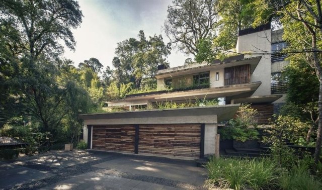 moderná fasáda chaty drevená garážová brána krajina