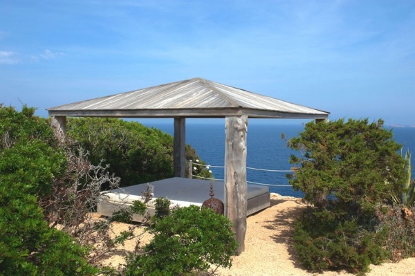 Drevené pobrežie pergoly Stredozemné more Španielsko Ibiza