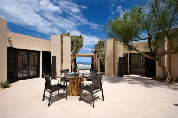 Nádvorie chaty Rustikálny stôl Kovové stoličky Patio