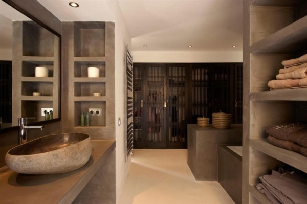 Elegantná kúpeľňa v stredomorskom štýle béžovo hnedá