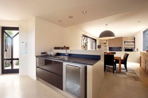 Útulná vila, idylické zariadenie, dizajn na Ibize, španielske pobrežie