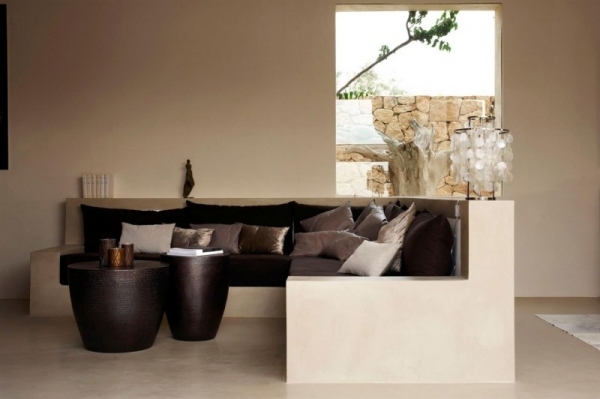 pohodlné posedenie v hnedej a bielej obývačke