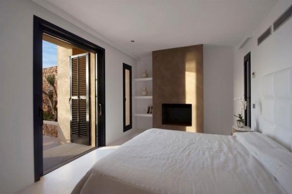 Vstup do spálne na terasu a patio je biely