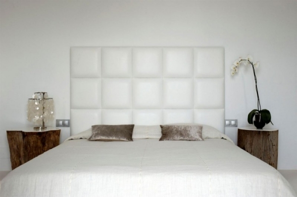 Pohodlný biely apartmán s posteľou a spálňou na Ibize