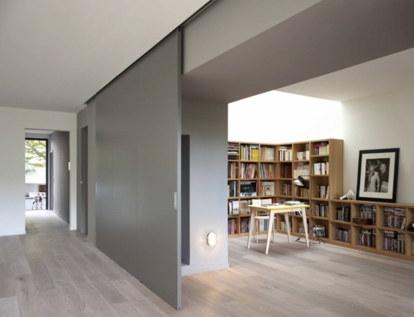 Interiérová knižnica montovaného domu Interiérová knižnica montovaného domu