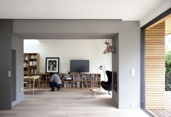 Kožené ležadlo-drevená knižnica Kožené ležadlo-drevené poličky na knihy-knižnica