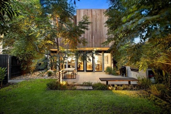 Dom v parku s drevenými fasádnymi prvkami