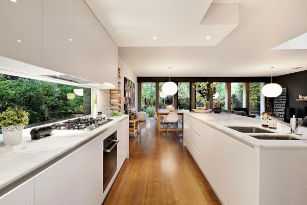 Dom v lesnom bielom interiéri s vysokým leskom