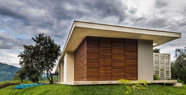 dom na prízemí kopec betónová drevená fasáda jednopodlažný dom-kopec-betón-drevo-fasáda
