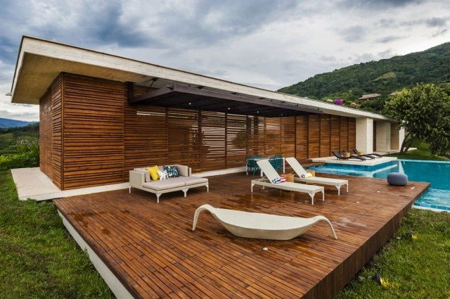 moderný dom s plochou strechou drevené zatváracie dvere na terasu moderný-plochý-strešný-dom-drevo-terasa-skladacie-dvere-zatvorené