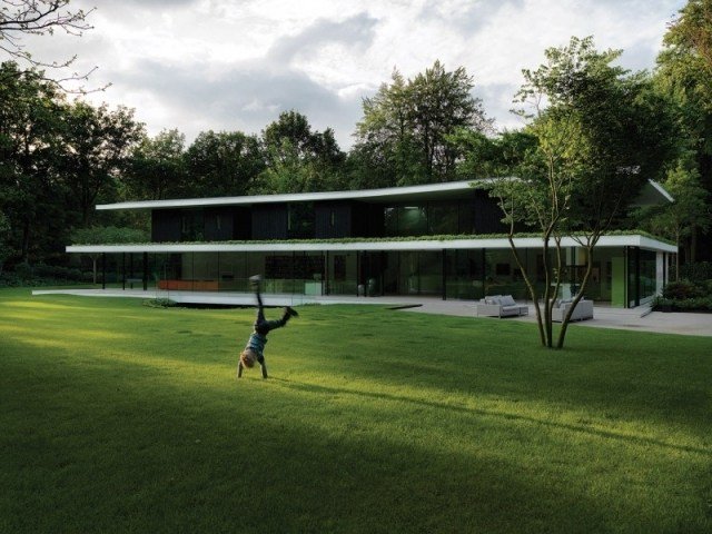 plochá strecha dom lesná krajina zelený trávnik záhrada moderný plochý strešný dom lesná krajina zelený trávnik záhrada