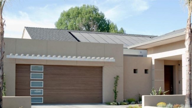 moderná drevená garážová brána sklenené prvky pieskovcová škridla fasáda moderné drevené garážové brány detaily sklenená pieskovcová škridla fasáda