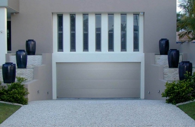 garážová brána s diaľkovým ovládaním v štýle domu zladená krémová farba garážová brána na diaľkové ovládanie v štýle zladenej farby