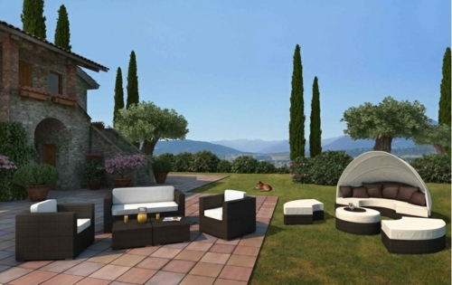 moderný ratanový nábytok na dvore