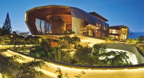 vzrušujúca záhrada - moderný dom