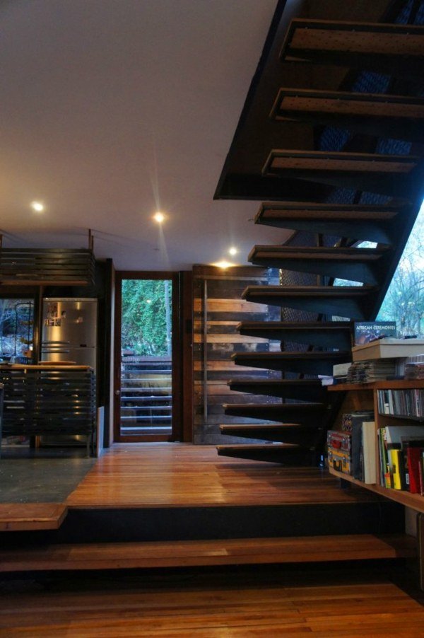 Drevené schody v rodinnom dome v lese Drevené schody-rodinný dom-les