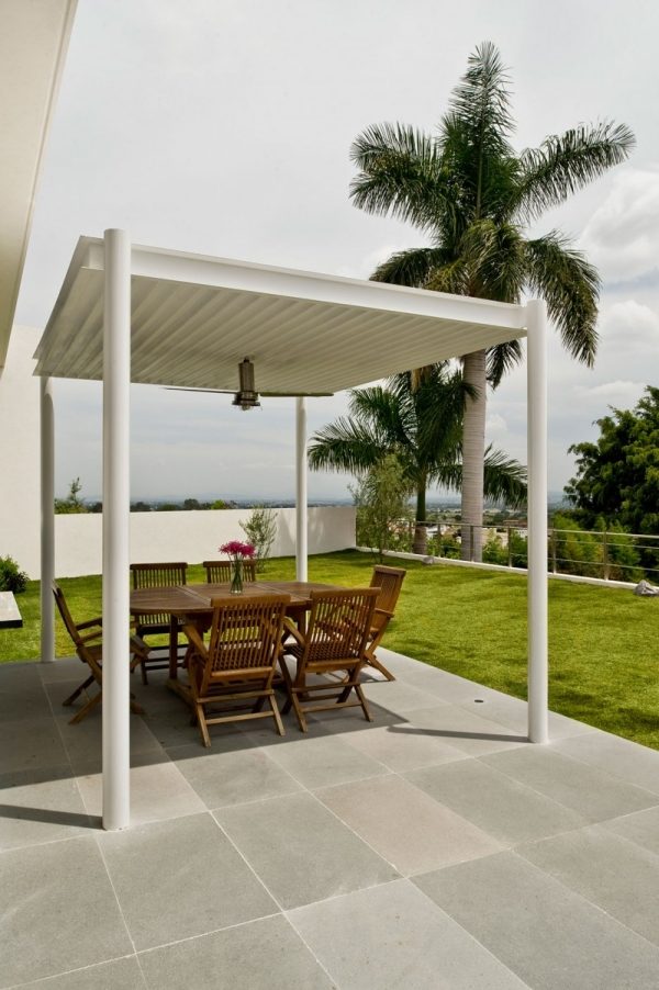 Dom na svahu, mexiko, terasa, drevený nábytok, slnečná pergola Dom na svahu Bergen terasa drevený nábytok slnečná ochrana pergola