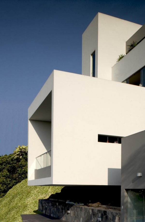 dom na svahu pohľad na profil lima geometrický