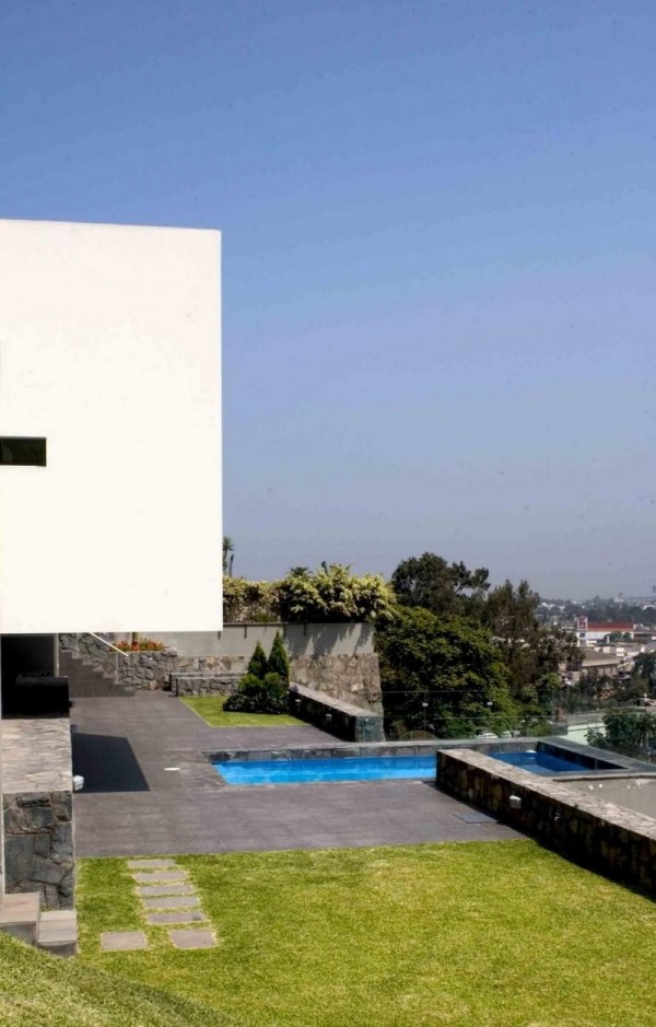 dom na svahu s výhľadom na limu za záhradou