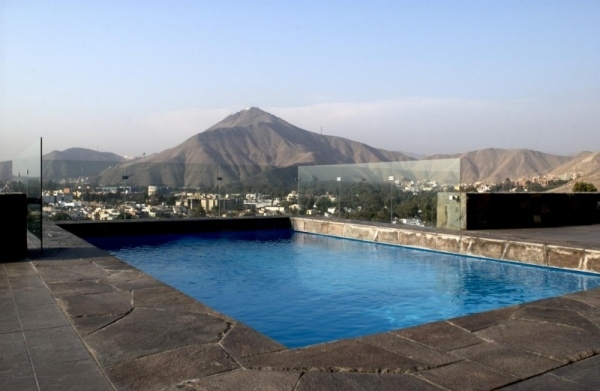 dom na svahu s výhľadom na bazén lima