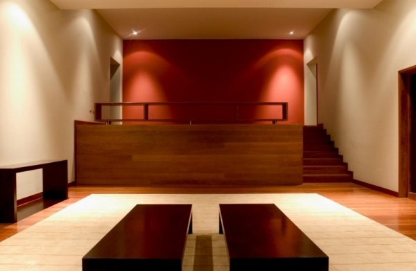 Minimalistický pohľad na svah domu