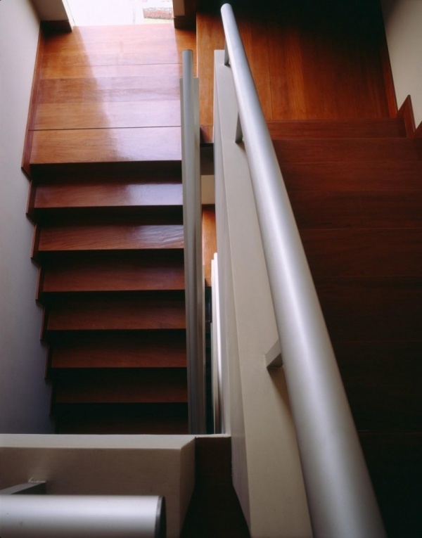 dom na svahu pohľad na lima schodiskové drevo