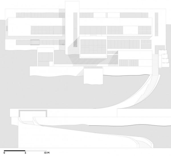 dom na svahu s výhľadom na límu