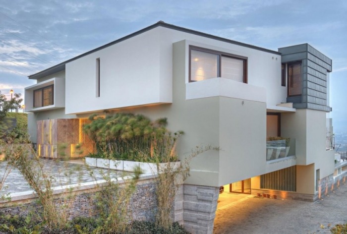 Vchod do domu je zozadu a je otočený do ulice dom na svahu vchod-zadná garáž-gabión-základ