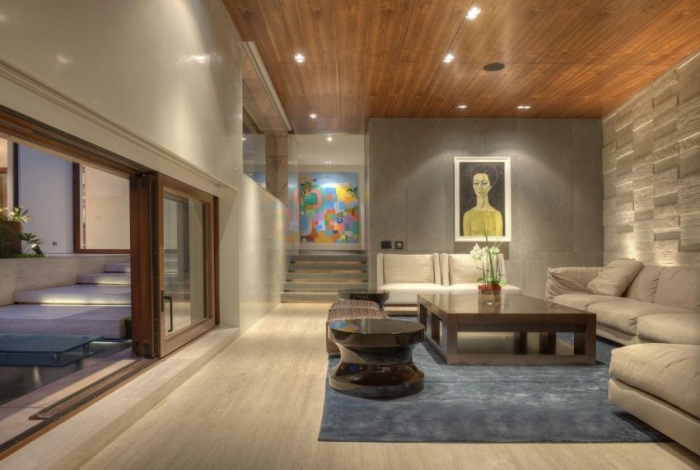 štýlové zariadenie a kombinácia kameňa a dreva dom na svahu obývacia izba drevené stropné panely