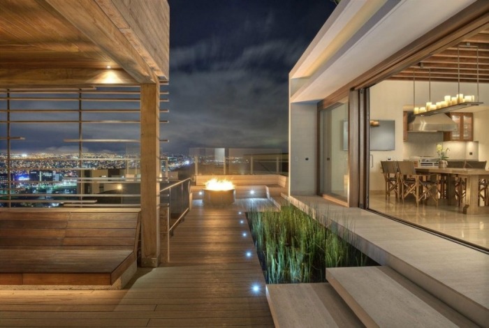 z jedálenského kúta na terasu - posedenie s krbom dom na svahu terasa-drevo-podlaha-pergola