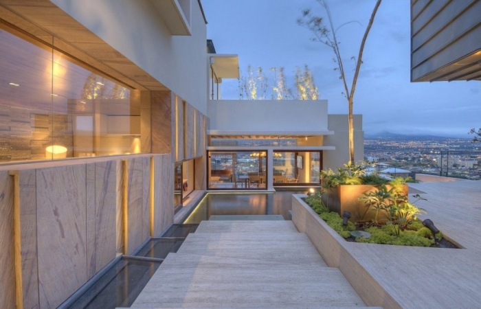 moderné nápady na úpravu terénu a osvetlenie dom na svahu moderná architektúra terénne úpravy